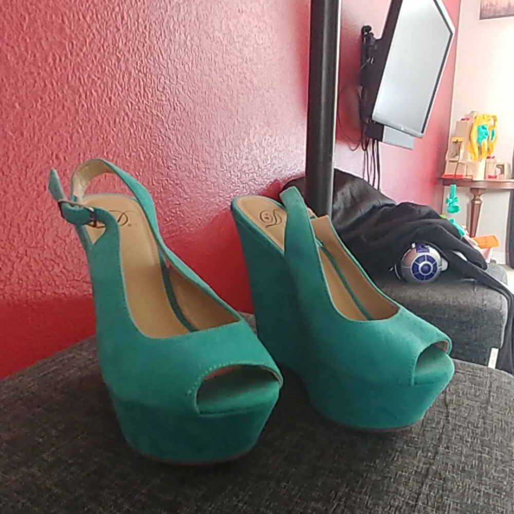 Shoe - Picture 3 of 4